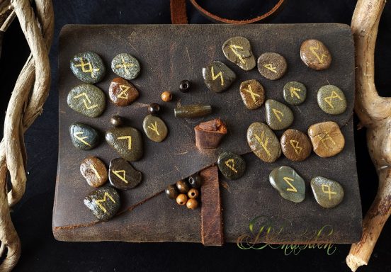 Runensteine, handbemalt, lackiert
